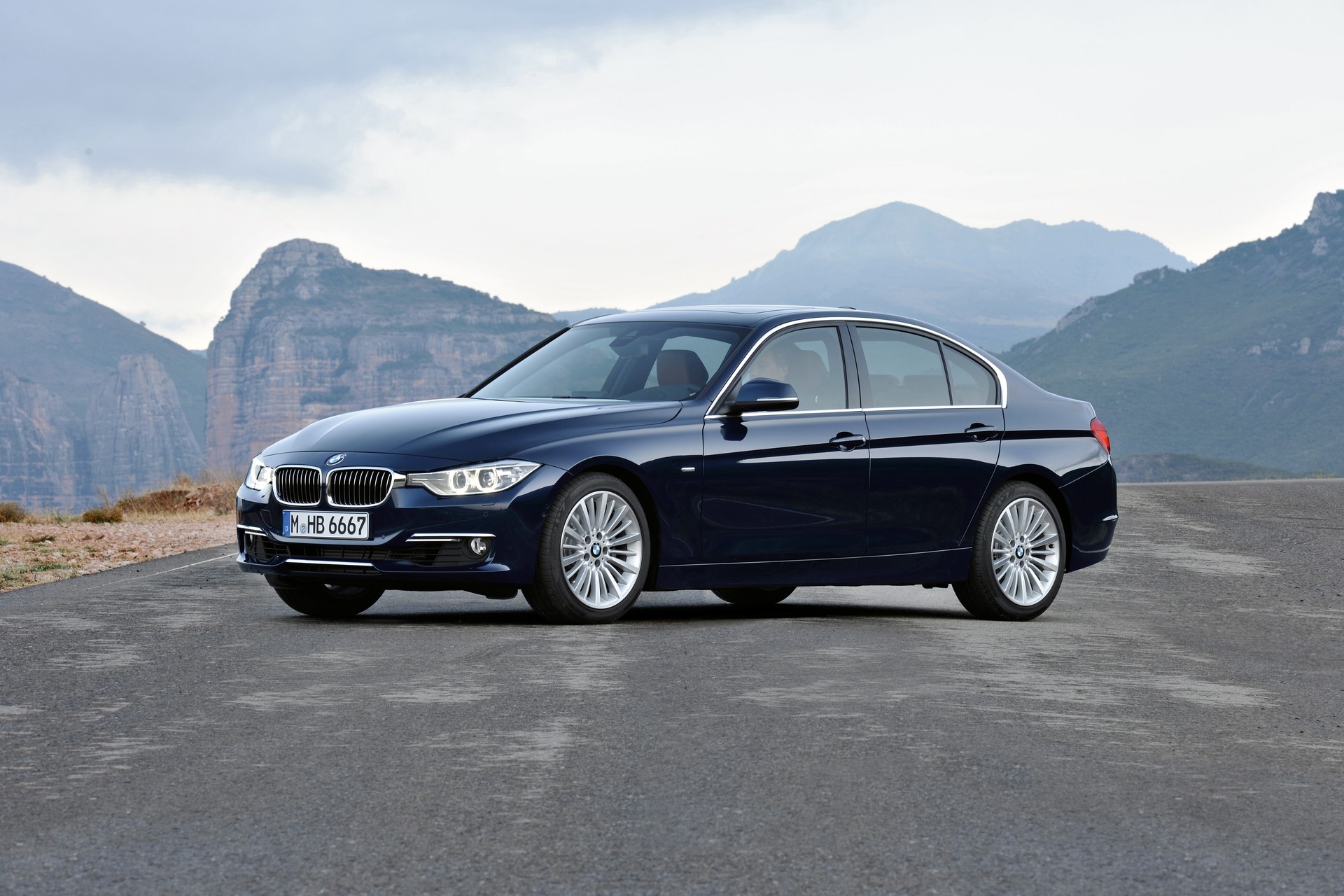The new BMW 3 Series Sedan, Luxury Line (10/2011)