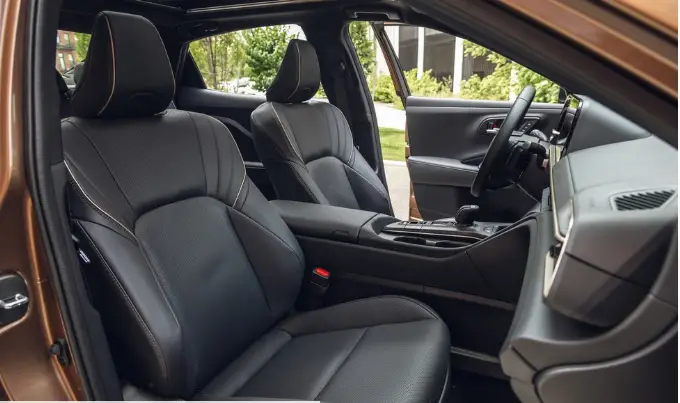 Toyota-Crown-Interior-seats