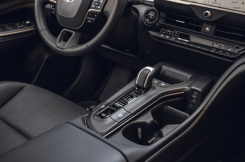 2024-Toyota-Crown-Review-Specs-Price-and-Mileage-(Brochure)-Gear-Shifter