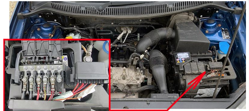 Volkswagen Polo (2002 - 2009) Engine Compartment Fuse Box location 4