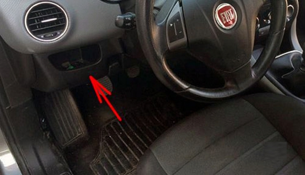 Fiat-Bravo-2007-2016-Passenger-Compartment-Fuse-Box-Location-