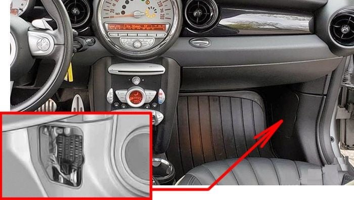 MINI-Cooper-2007-2015-Passenger-Compartment-Fuse-Box-Location