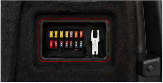 Spare-fuses-and-fuse-removal-tool